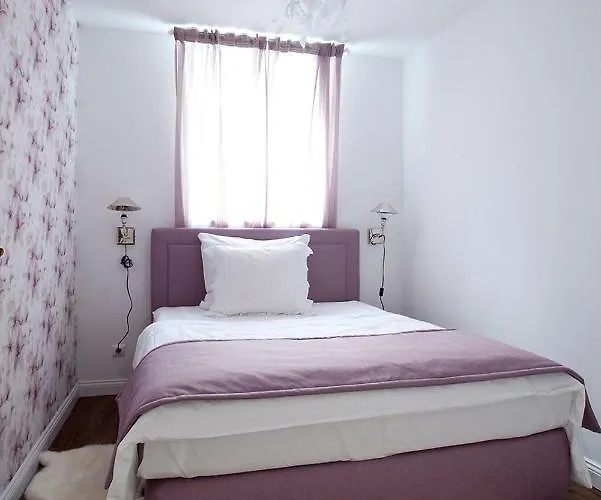 Ellena's Am Uke Apartament *